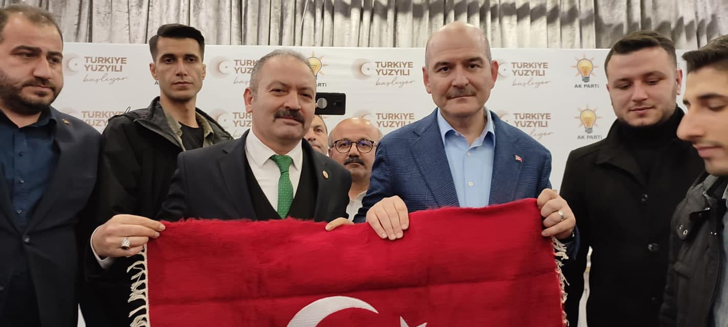 Sayın içişleri Bakanımız @suleymansoylu ya İstanbul'da sahur programında  kahraman #UzmanÇavuş ların hediyesi Bayrağımızı teslim ettik.